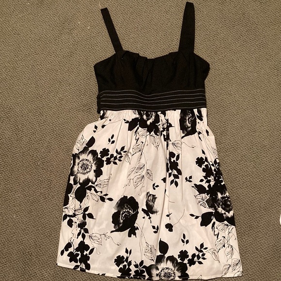 Three triangles black and white floral cocktail dress - Picture 1 of 3